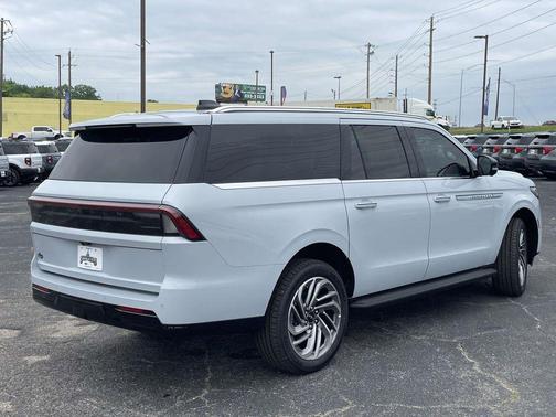 Crystal White Metallic Clearcoat 2026 Lincoln Navigator Premiere