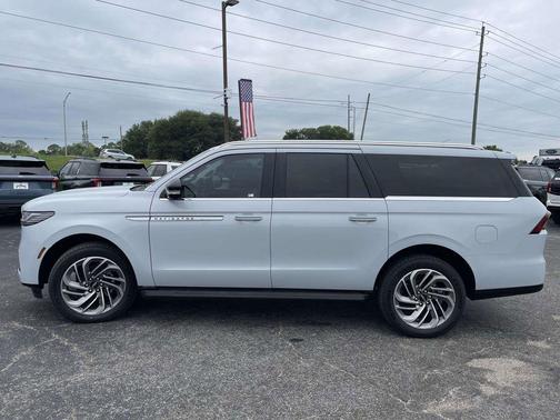 Crystal White Metallic Clearcoat 2026 Lincoln Navigator Premiere
