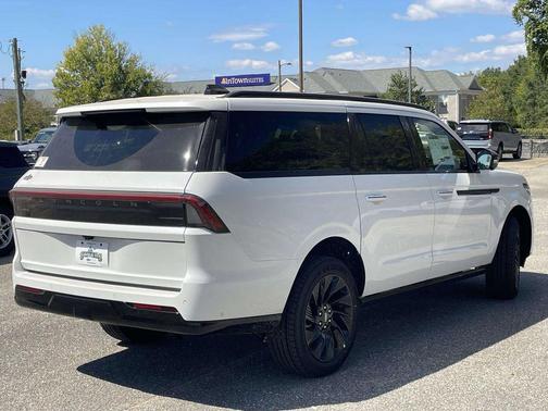 Pristine White Metallic Tri-Coat 2025 Lincoln Navigator Reserve
