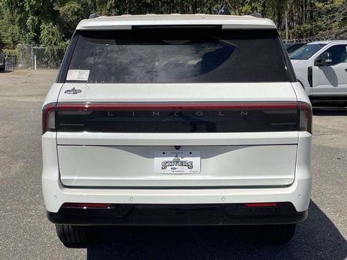 Pristine White Metallic Tri-Coat 2025 Lincoln Navigator Reserve
