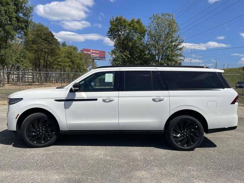 Pristine White Metallic Tri-Coat 2025 Lincoln Navigator Reserve