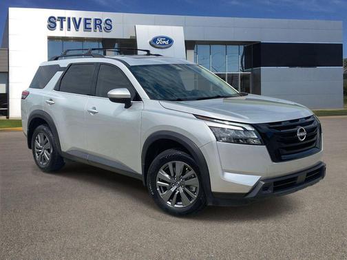 Brilliant Silver Metallic 2024 Nissan Pathfinder SV FWD