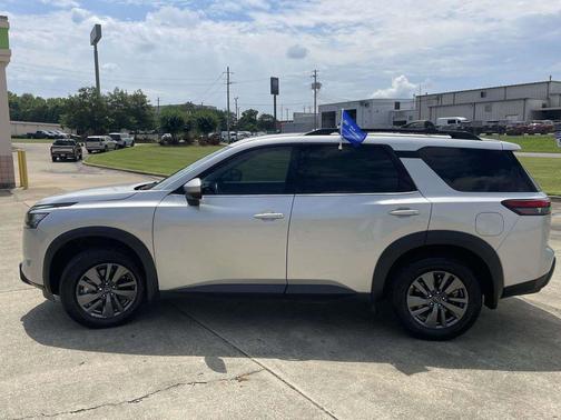 Brilliant Silver Metallic 2024 Nissan Pathfinder SV FWD