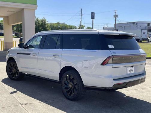 Crystal White Metallic Clearcoat 2026 Lincoln Navigator Black Label