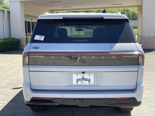 Crystal White Metallic Clearcoat 2026 Lincoln Navigator Black Label