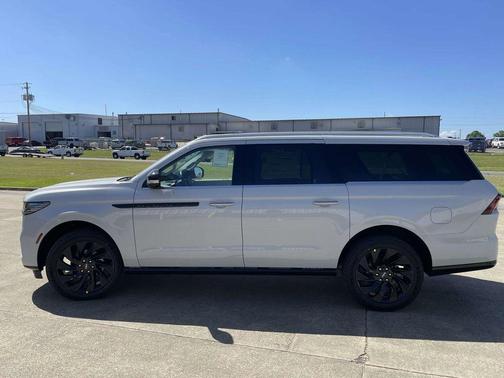 Crystal White Metallic Clearcoat 2026 Lincoln Navigator Black Label