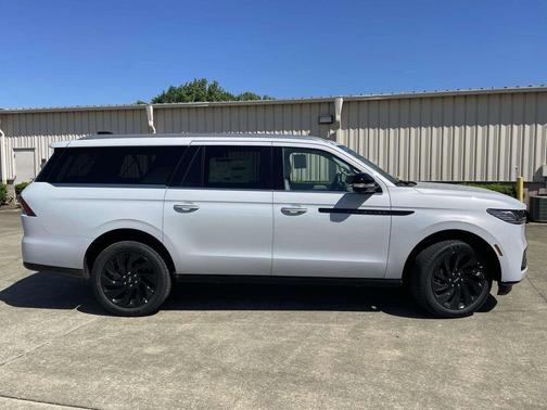Crystal White Metallic Clearcoat 2026 Lincoln Navigator Black Label