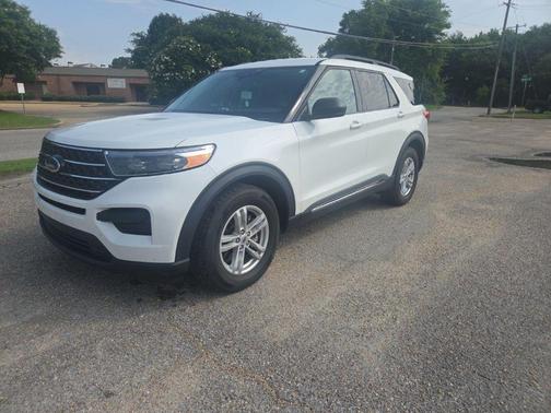 Star White Metallic Tri-Coat 2024 Ford Explorer XLT