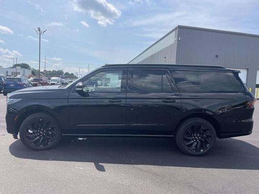 Infinite Black Metallic Clearcoat 2027 Lincoln Navigator Reserve