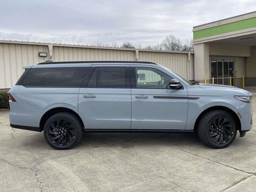 Gray Mist Metallic Tri-Coat 2026 Lincoln Navigator Reserve