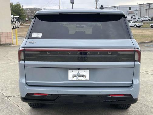 Gray Mist Metallic Tri-Coat 2026 Lincoln Navigator Reserve