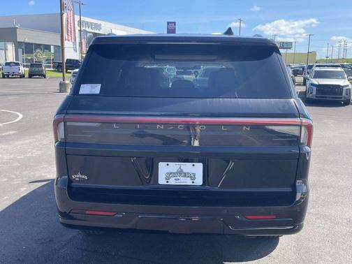 Infinite Black Metallic Clearcoat 2027 Lincoln Navigator Reserve