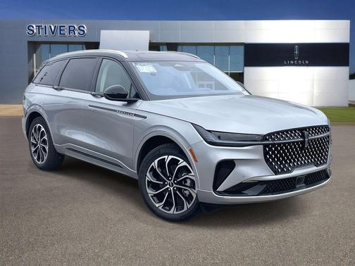 Silver Radiance Metallic Clearcoat 2026 Lincoln Nautilus Reserve