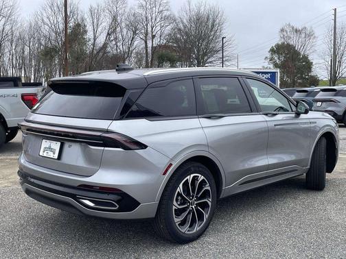 Silver Radiance Metallic Clearcoat 2026 Lincoln Nautilus Reserve
