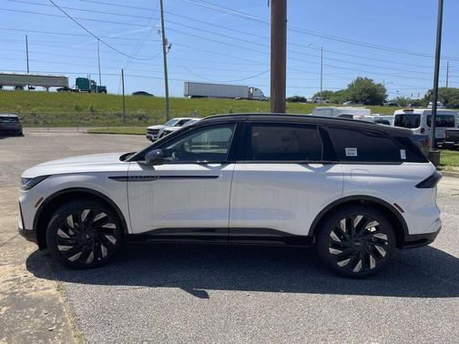 White Platinum Metallic Tri-Coat 2026 Lincoln Nautilus Reserve