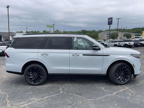 Crystal White Metallic Clearcoat 2026 Lincoln Navigator Reserve
