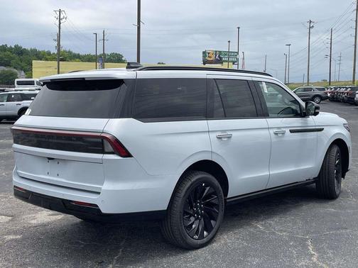 Crystal White Metallic Clearcoat 2026 Lincoln Navigator Reserve