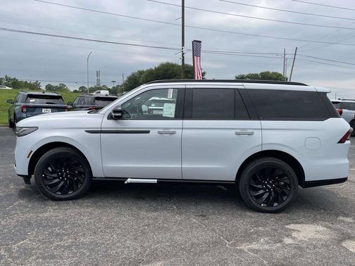 Crystal White Metallic Clearcoat 2026 Lincoln Navigator Reserve