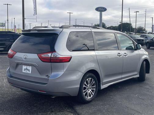 2018 Toyota Sienna XLE