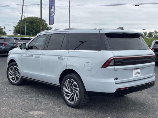 Crystal White Metallic Clearcoat 2026 Lincoln Navigator Reserve