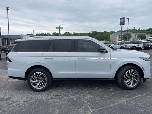 Crystal White Metallic Clearcoat 2026 Lincoln Navigator Reserve