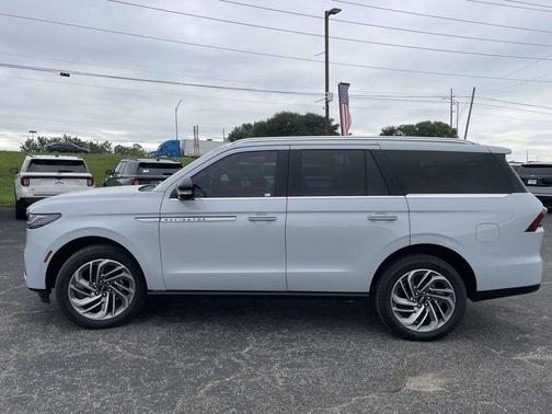 Crystal White Metallic Clearcoat 2026 Lincoln Navigator Reserve