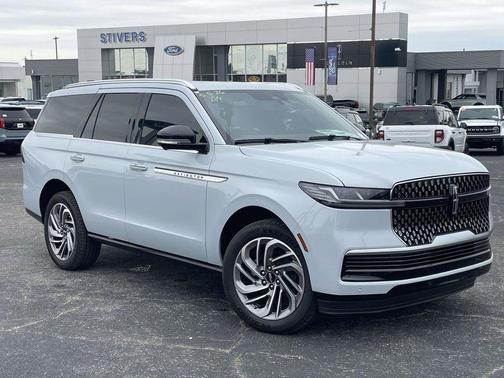 Crystal White Metallic Clearcoat 2026 Lincoln Navigator Reserve