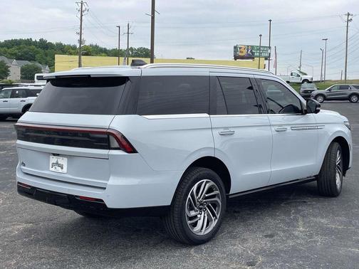 Crystal White Metallic Clearcoat 2026 Lincoln Navigator Reserve