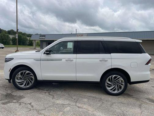 Pristine White Metallic Tri-Coat 2026 Lincoln Navigator Reserve
