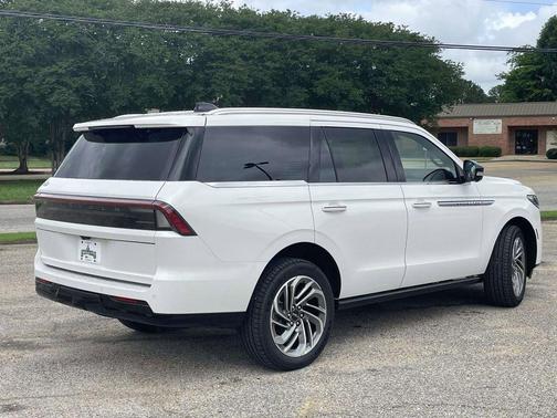 Pristine White Metallic Tri-Coat 2026 Lincoln Navigator Reserve