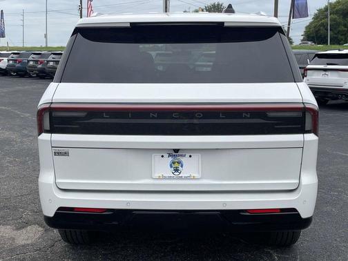Pristine White Metallic Tri-Coat 2026 Lincoln Navigator Premiere