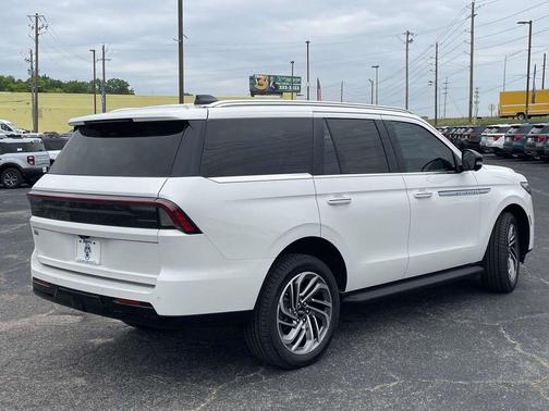 Pristine White Metallic Tri-Coat 2026 Lincoln Navigator Premiere