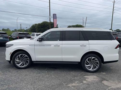 Pristine White Metallic Tri-Coat 2026 Lincoln Navigator Premiere