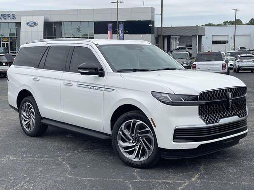 Pristine White Metallic Tri-Coat 2026 Lincoln Navigator Premiere