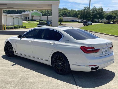 Alpine White 2018 BMW 740e xDrive iPerformance