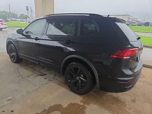 Deep Black Pearl 2023 Volkswagen Tiguan 2.0T SE R-Line Black