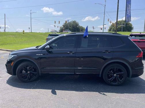 Deep Black Pearl 2023 Volkswagen Tiguan 2.0T SE R-Line Black