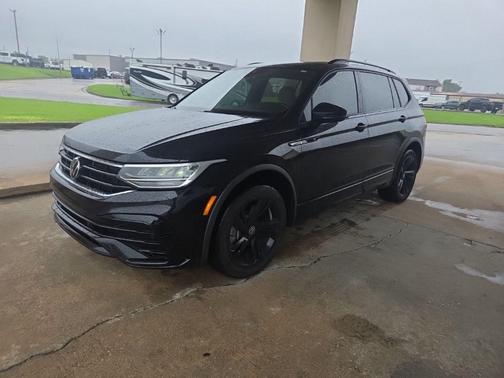 Deep Black Pearl 2023 Volkswagen Tiguan 2.0T SE R-Line Black