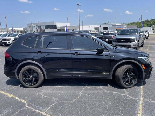 Deep Black Pearl 2023 Volkswagen Tiguan 2.0T SE R-Line Black