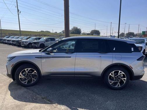 Silver Radiance Metallic Clearcoat 2026 Lincoln Nautilus Premiere
