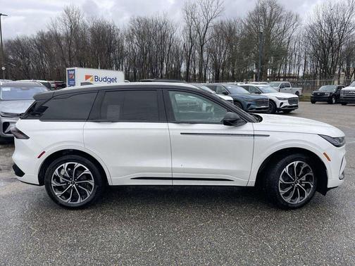 White Platinum Metallic Tri-Coat 2026 Lincoln Nautilus Reserve