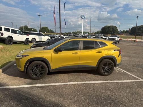 Nitro Yellow Metallic 2024 Chevrolet Trax FWD ACTIV