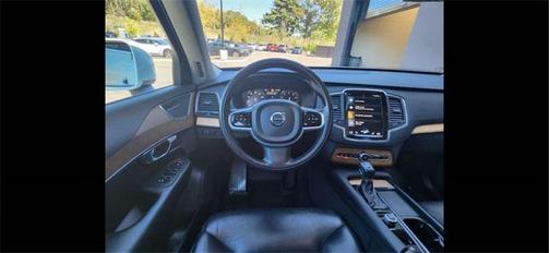 2022 Volvo XC90 T6 Momentum