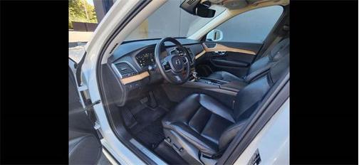 2022 Volvo XC90 T6 Momentum