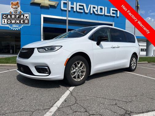 Bright White Clearcoat 2024 Chrysler Pacifica Touring L