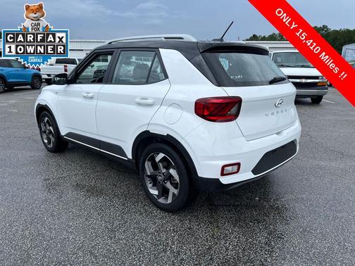 Lunar White w/Black Roof 2026 Hyundai VENUE SEL w/Two-Tone Roof