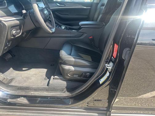 Diamond Black Crystal Pearlcoat 2023 Jeep Grand Cherokee Limited