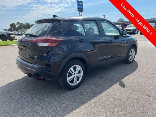 Super Black 2022 Nissan Kicks S
