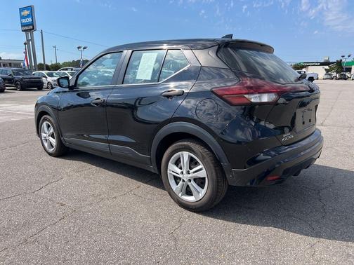 Super Black 2022 Nissan Kicks S