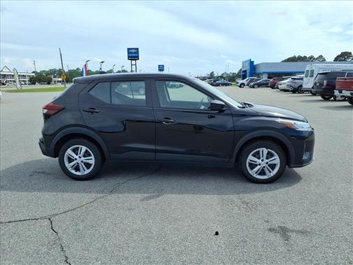 Super Black 2022 Nissan Kicks S